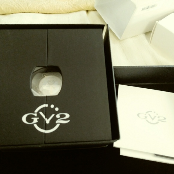 Nearly New GV2 Goldtone Watch - Picture 6 of 6